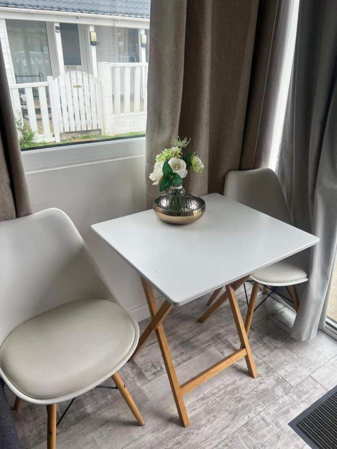 Stunning One Bed Modern & Contemporary Chalet ブリドリントン エクステリア 写真