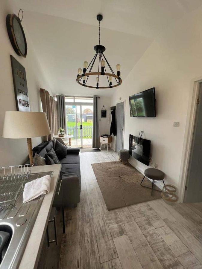 Stunning One Bed Modern & Contemporary Chalet ブリドリントン エクステリア 写真