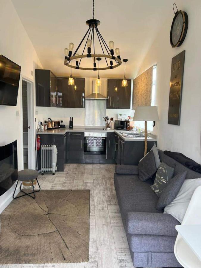 Stunning One Bed Modern & Contemporary Chalet ブリドリントン エクステリア 写真