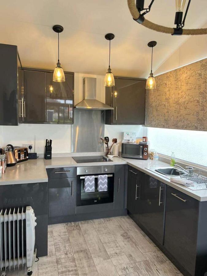 Stunning One Bed Modern & Contemporary Chalet ブリドリントン エクステリア 写真